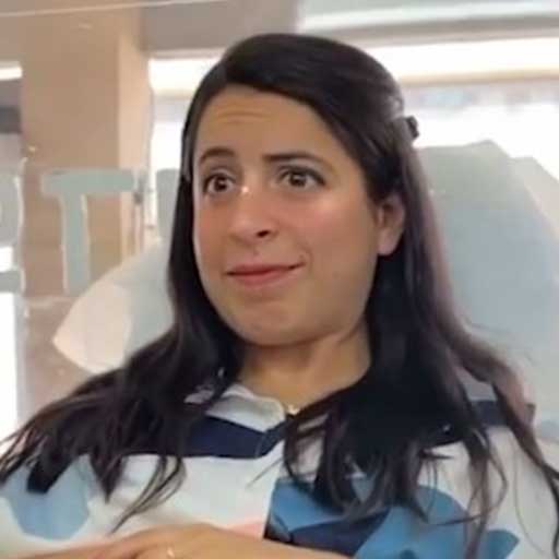 שירן גינסברג - שחקנית וסטנדאפיסטית שהגיעה לטיפול פדיקור רפואי בציפורן חודרנית ברגליים בנטלי קוסמטיקס בתל אביב