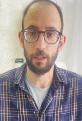 חגי הכהן- כותב קולנוע ועורך חדשות שהגיע אלינו לטיפול מקצועי בקליניקה לאחר שסבל מבעיה ברגליים שהציקה לו. אז לאחר אבחנה והערכה יסודית של הרגליים התאמנו את הטיפול לבעיה שממנה הוא סבל.